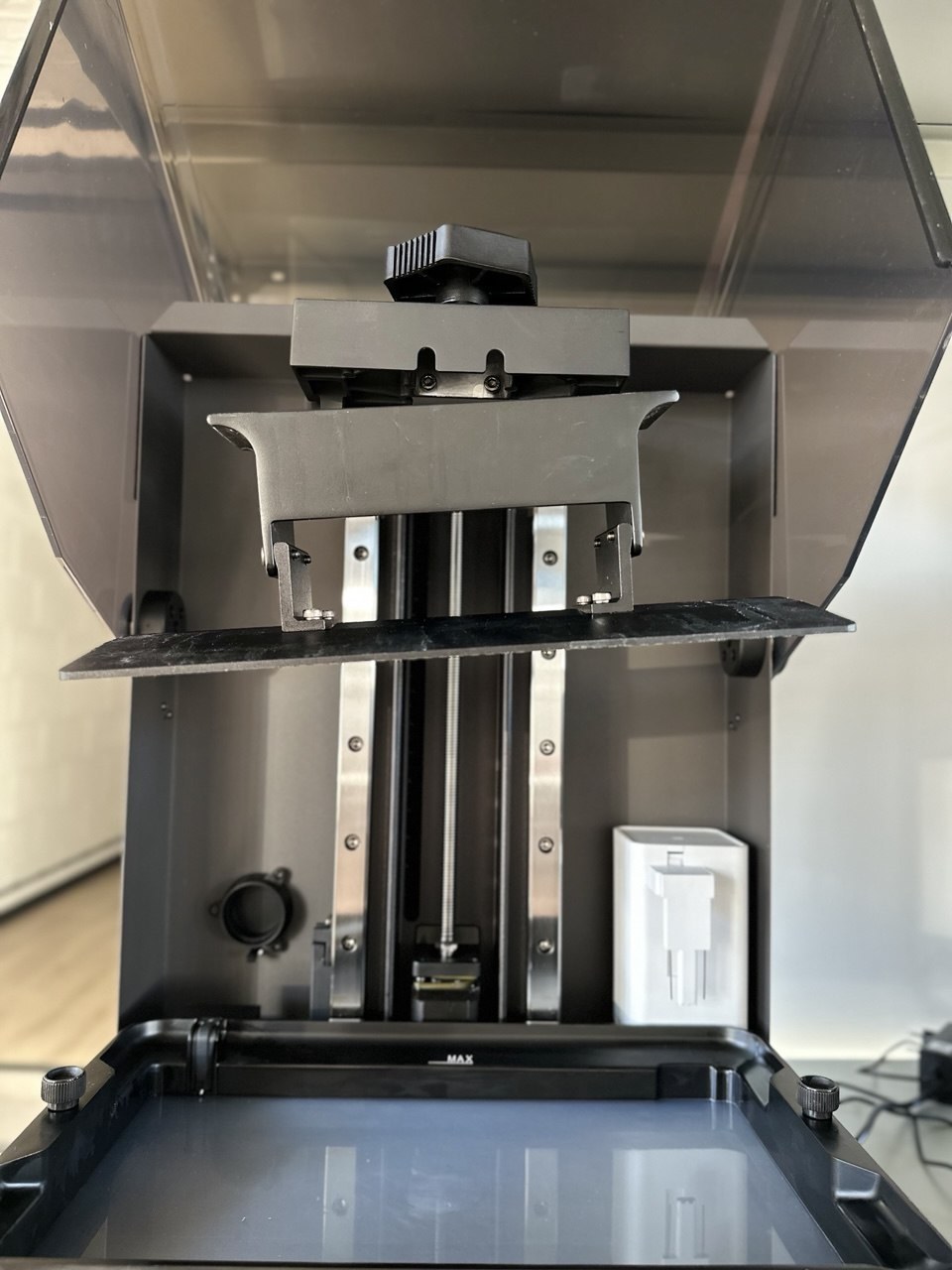 Anycubic Photon Mono M7 Max 的打印平台倾斜悬挂在料槽上方