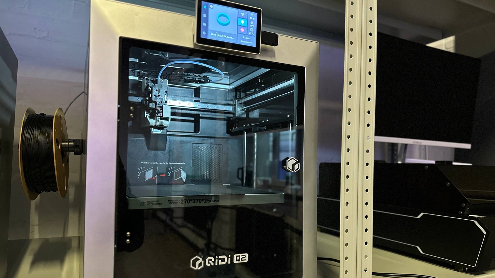 ATRIMUT 设备架上的 QIDI Q2 封闭式3D打印机，配备主动加热腔体